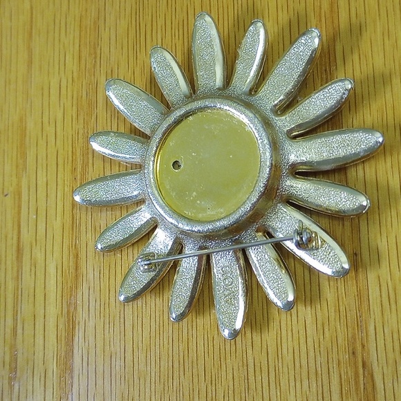 Vintage 1970’s Avon White goldtone Daisy Flower Perfume Brooch - Picture 6 of 8